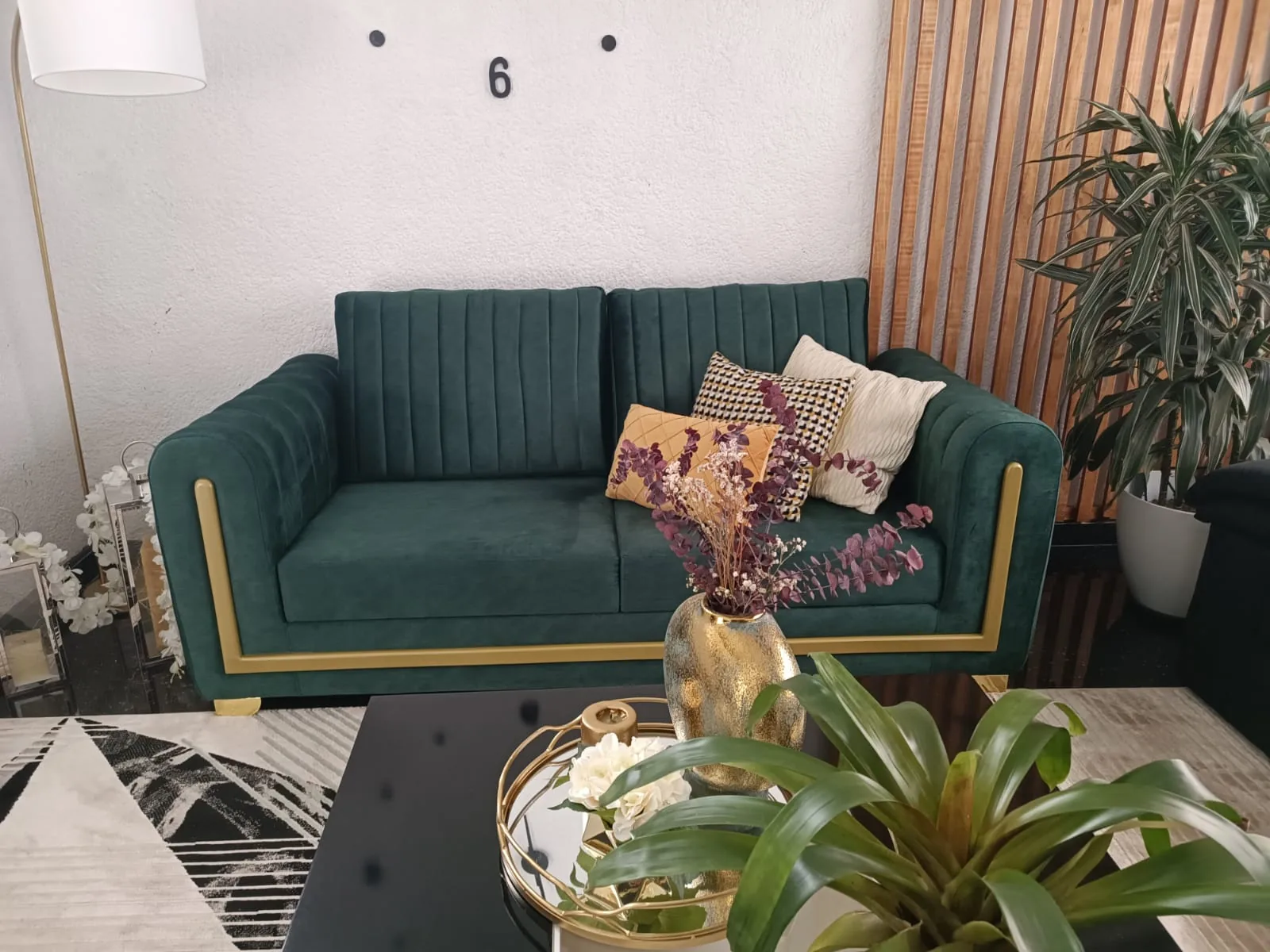 Sofá moderno a medida en velvet verde esmeralda con detalles dorados